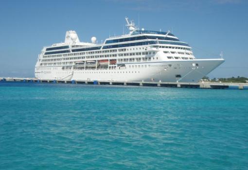 El Azamara Journey atracado en el Caribe